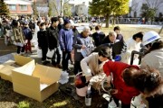 Xúc động hình ảnh du học sinh Việt Nam giúp đỡ người dân Nhật Bản sau lũ lụt